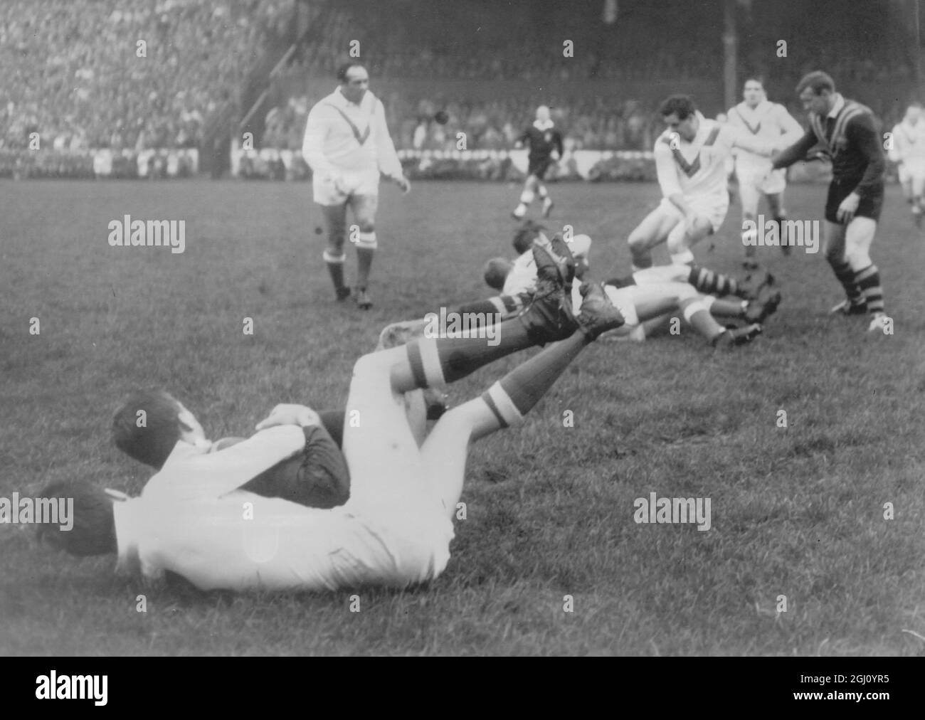 RUGBY AUSTRALIA V GB WORLD CUP LEAGUE SHAW S'ATTAQUE À CARLSON 8 OCTOBRE 1960 Banque D'Images