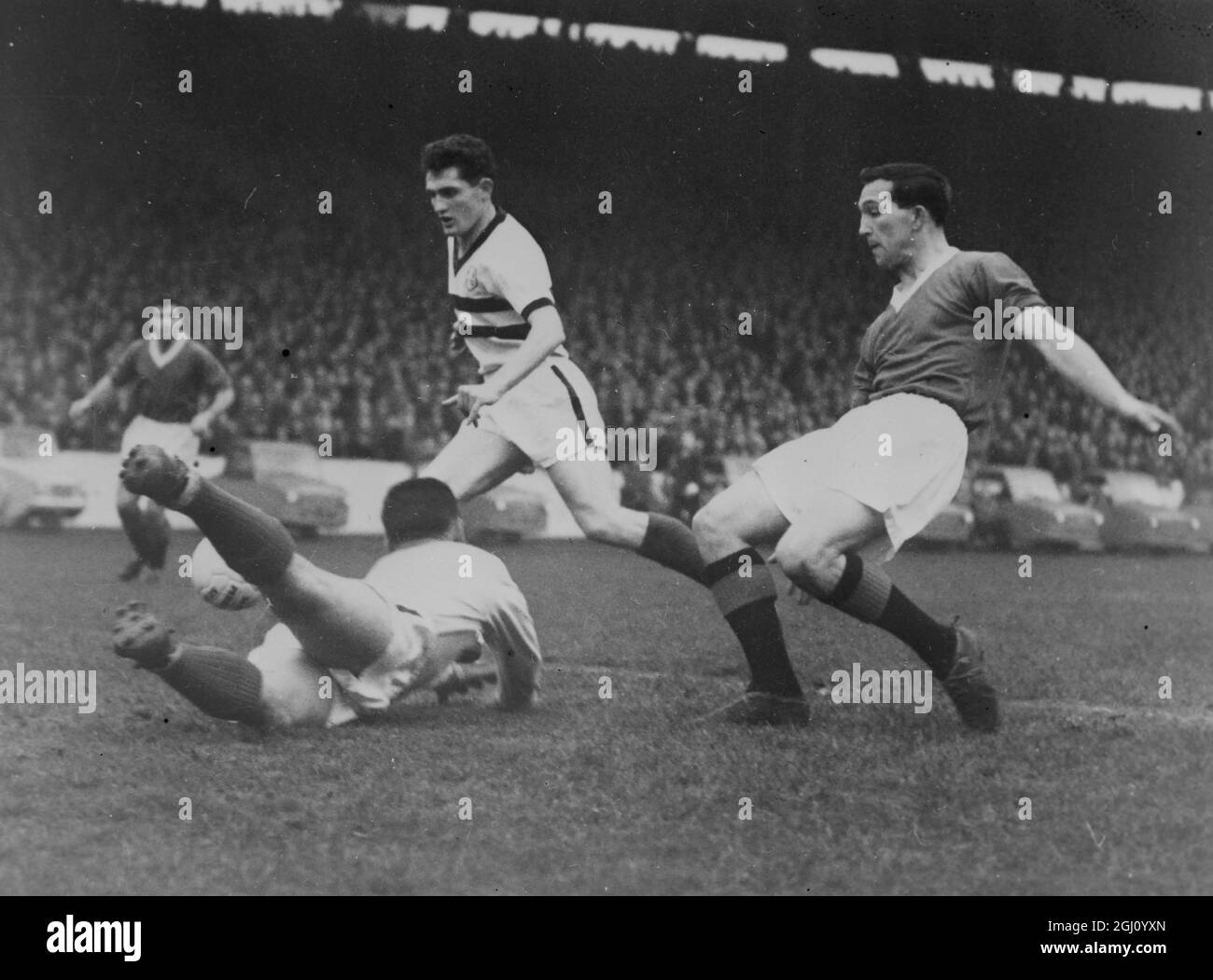 FOOTBALL RANGERS V DUNDEE UNITED UGOLINE DÉTOURNE LES MARQUES DE BALLON PIEDS 13 NOVEMBRE 1960 Banque D'Images