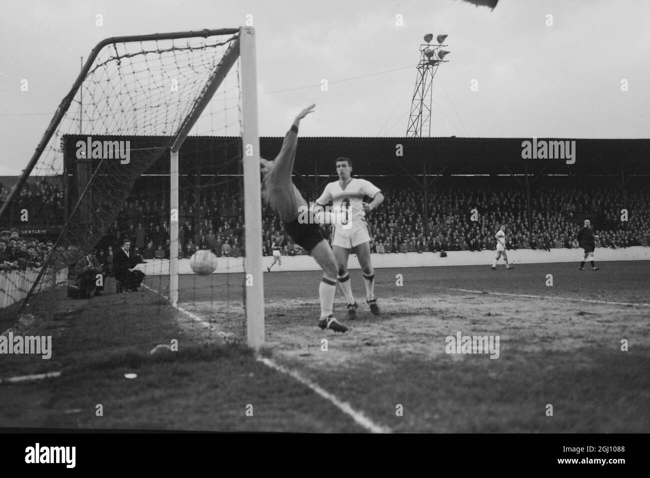 FOOTBALL EVERTON V WEST HAM DUNLOP AVEC LES ARMES LEVÉES 11 FÉVRIER 1961 Banque D'Images