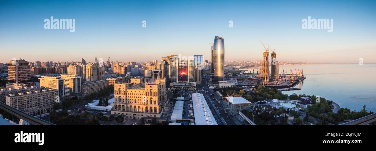 Azerbaïdjan, Bakou. Horizon avec la maison du gouvernement soviétique Dom. Banque D'Images