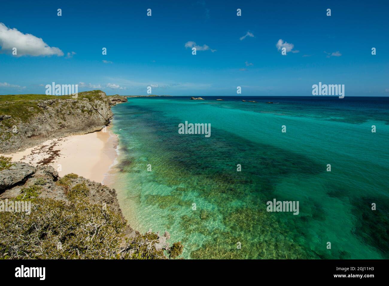 Hidden Cave and Beach, Middle Caicos, Iles Turks et Caicos, Caraïbes. Banque D'Images