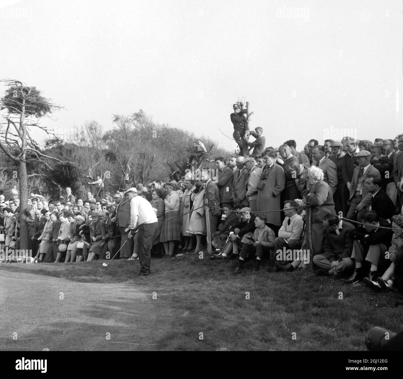 GOLF PANTON JOHN JOUE À PARTIR DE LA FOULE DE 13ÈME TROU REGARDER SUR LE TOURNOI DE GOLF DE RYDER CUP - LYTHAM ST. ANNES, LANCASHIRE 14 OCTOBRE 1961 Banque D'Images