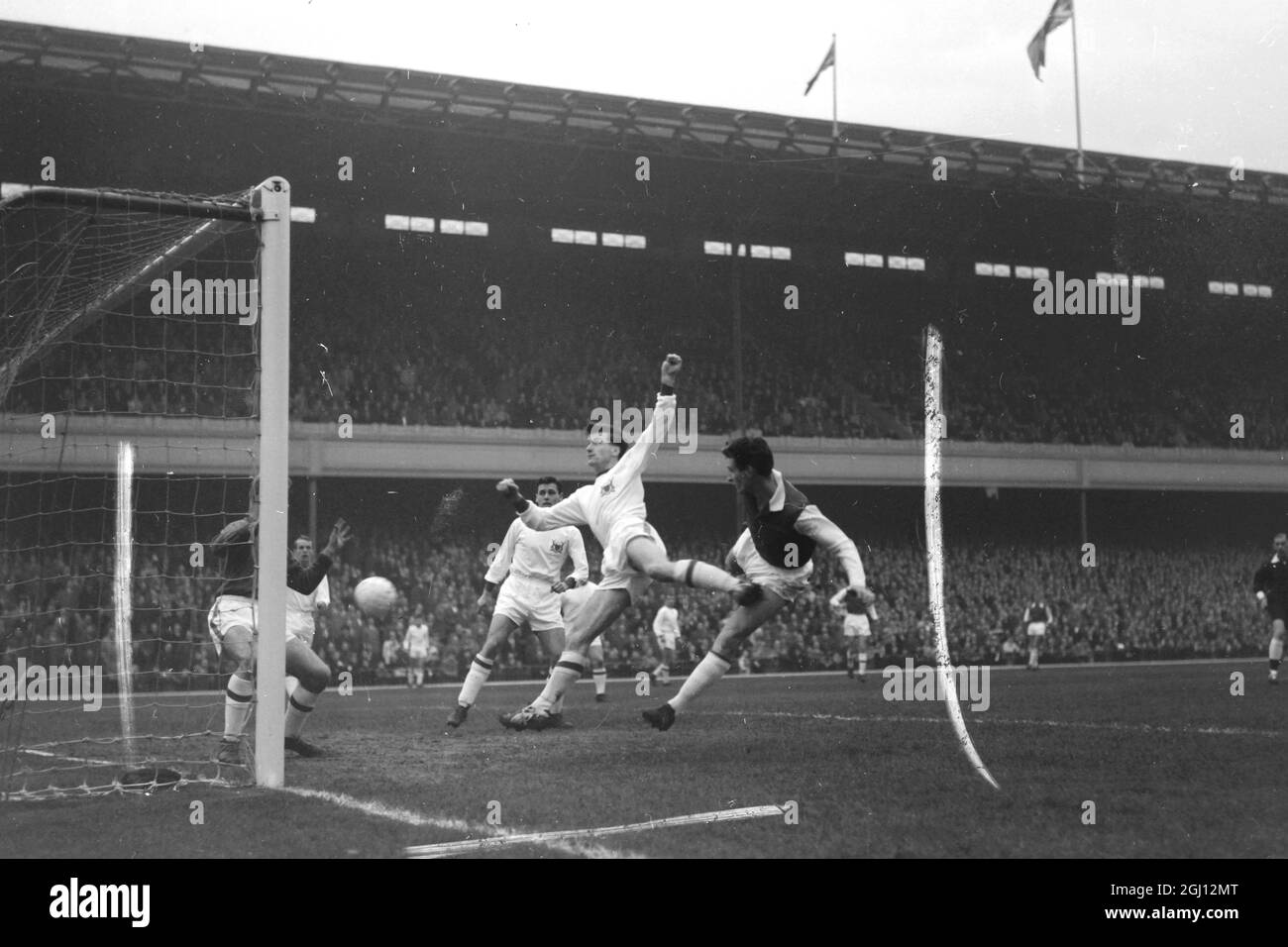 MATCH DE FOOTBALL - ARSENAL V NOTTNCHAM FOREST 18 NOVEMBRE 1961 Banque D'Images