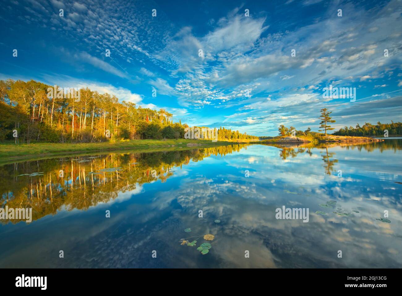 Canada, Ontario, Kenora. Nuages reflétés dans Middle Lake au coucher du soleil. Credit AS: Mike Grandmaison / Jaynes Gallery / DanitaDelimont. com Banque D'Images