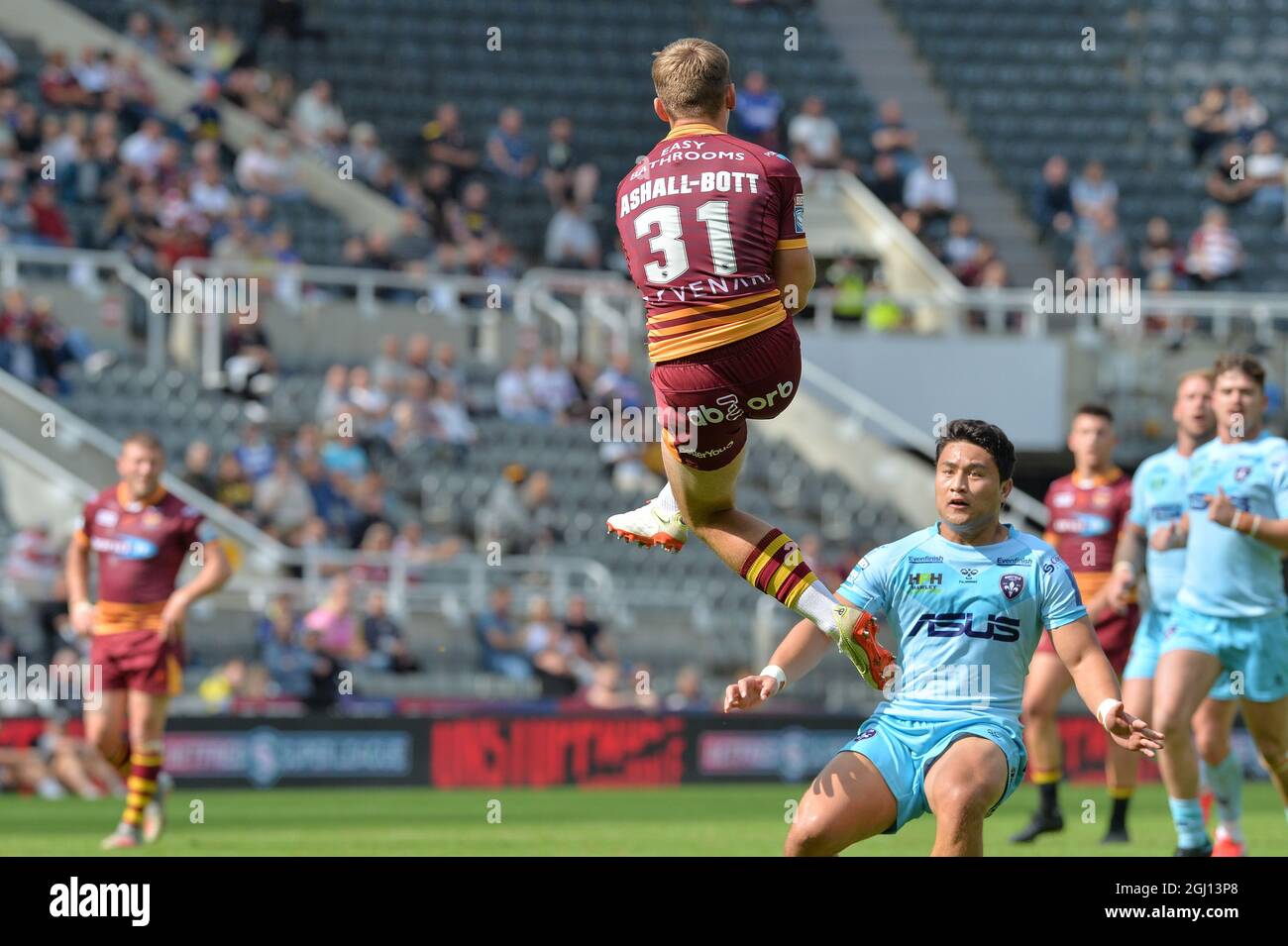 Newcastle, Angleterre - 5 septembre 2021 - Olly Ashall-Bott (31) de Huddersfield Giants prend le ballon lors du Rugby League Betfred Super League Magic Weekend Huddersfield Giants vs Wakefield Trinity au stade St James' Park, Newcastle, Royaume-Uni Banque D'Images