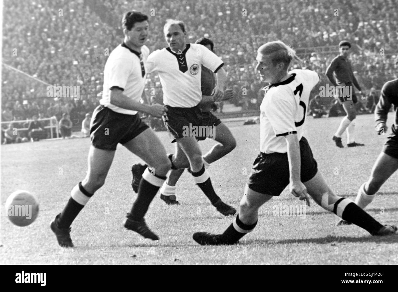 World cup 1962 chile germany Banque d'images noir et blanc - Alamy