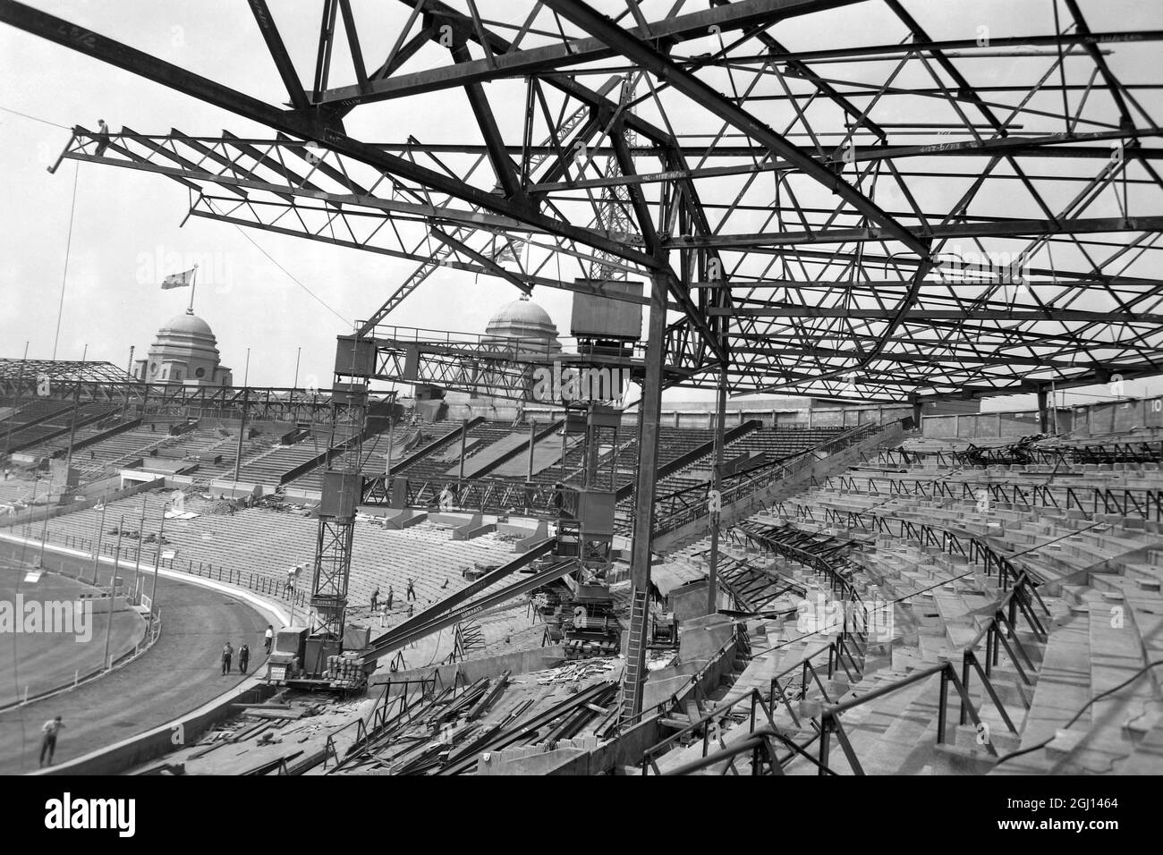 10 JUILLET 1962 COÛT PLUS D'UN DEMI-MILLION DE LIVRES WEMBLEY STADIUM OBTIENT UN TOIT QUI COUVRIRA TOUS LES SPECTATEURS. ACTUELLEMENT EN CONSTRUCTION, IL SERA ACHEVÉ POUR COÏNCIDER AVEC LE CENTENAIRE DE L'ASSOCIATION DU FOOTBALL EN 1963. LONDRES, ANGLETERRE. Banque D'Images