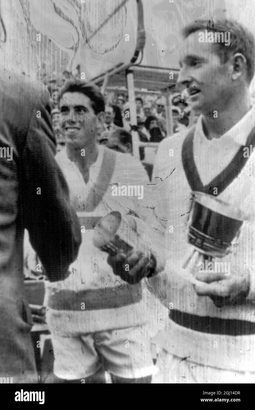 TENNIS BÂTON DE JOUEUR DE LAVER AVEC UN TROPHÉE À HAMBOURG - ; 8 AOÛT 1962 Banque D'Images