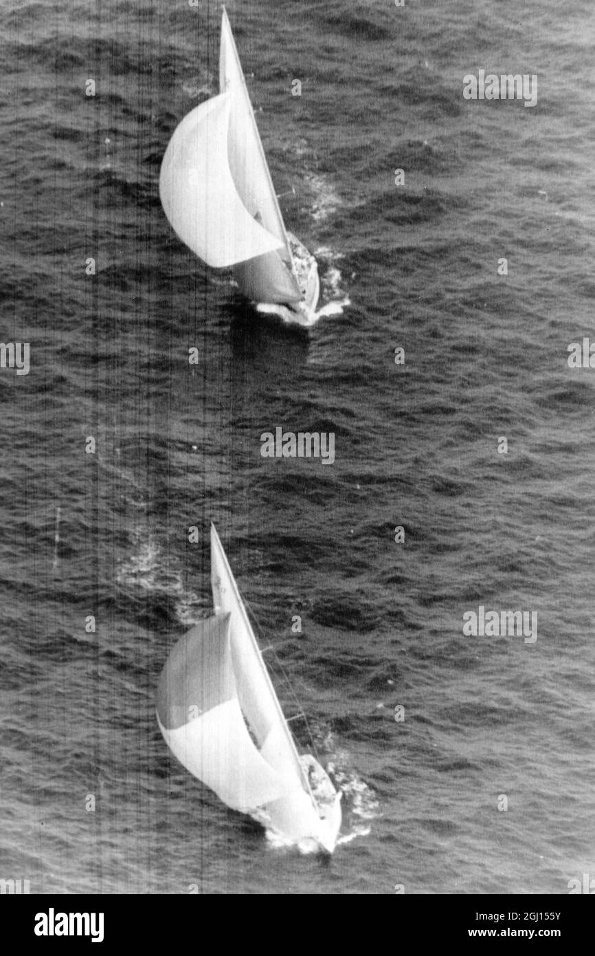 YACHTS AMERICA CUP WEATHERLY MÈNE GRETEL À TRAVERS LA LIGNE D'ARRIVÉE À NEWPORT ; 24 SEPTEMBRE 1962 Banque D'Images