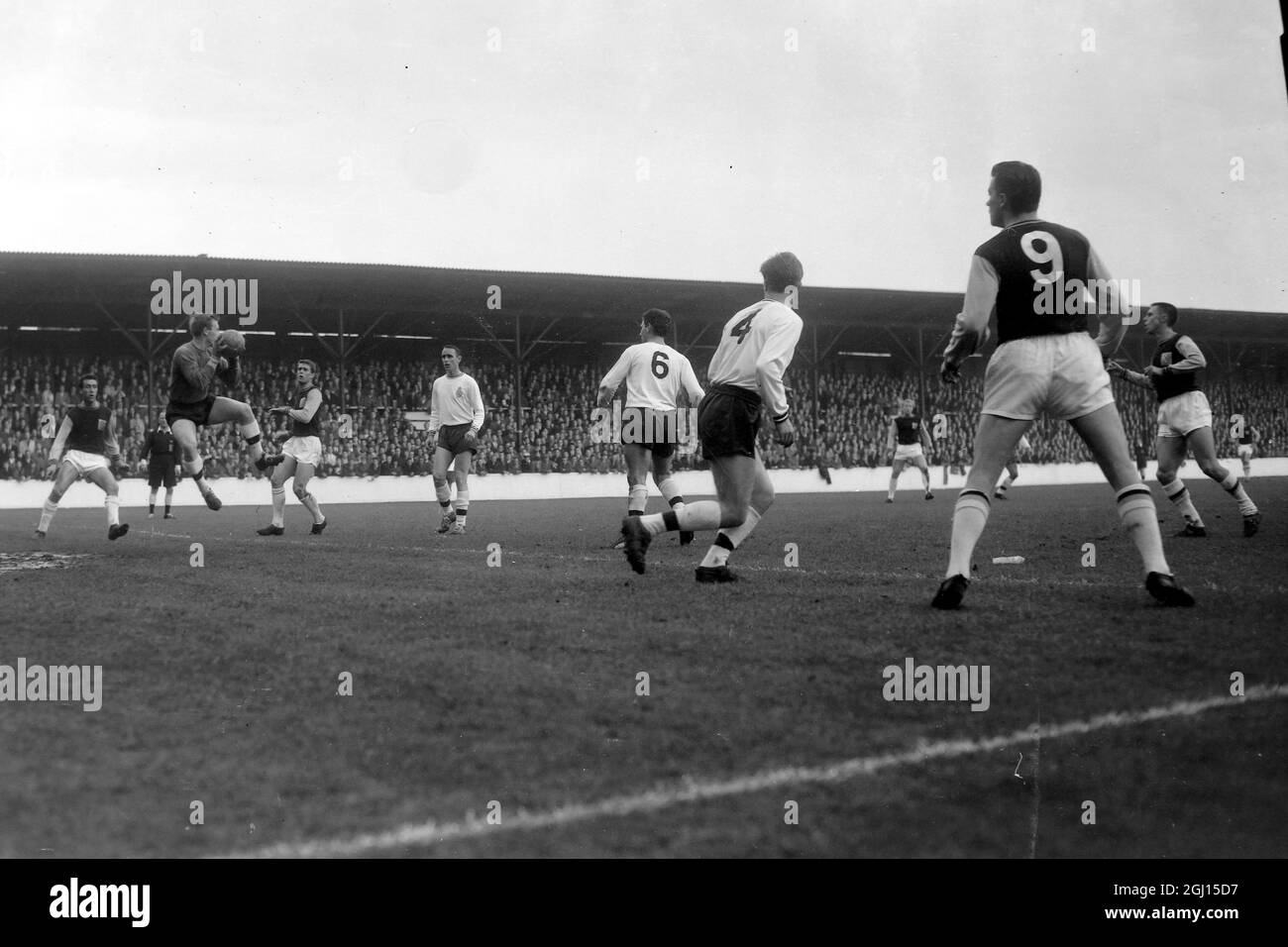 FOOTBALLEUR EDDIE HOPKINSON EN ACTION BOLTON FC CONTRE WEST HAM - ; 3 NOVEMBRE 1962 Banque D'Images