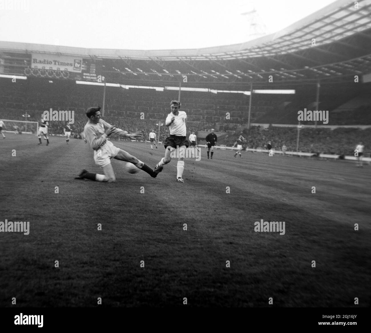 FOOTBALL IRLANDE DU NORD V ANGLETERRE JEUNESSE SISSONS ANGLETERRE POUSSE LE BALLON ; 23 AVRIL 1963 Banque D'Images