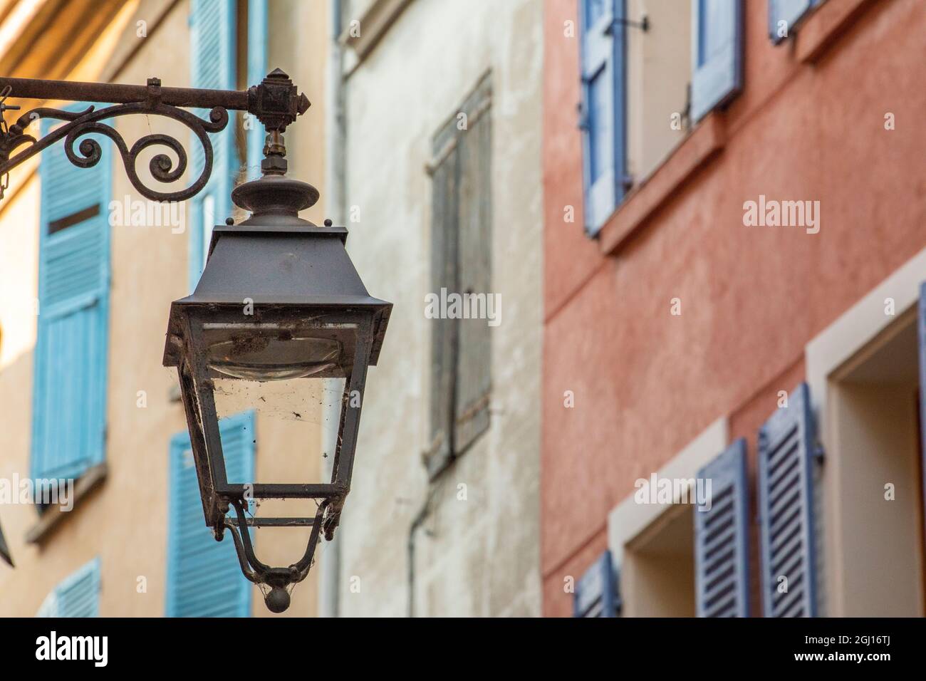 Lampadaire et fenêtres de la maison Manosque en Provence région du Sud de la France. Banque D'Images