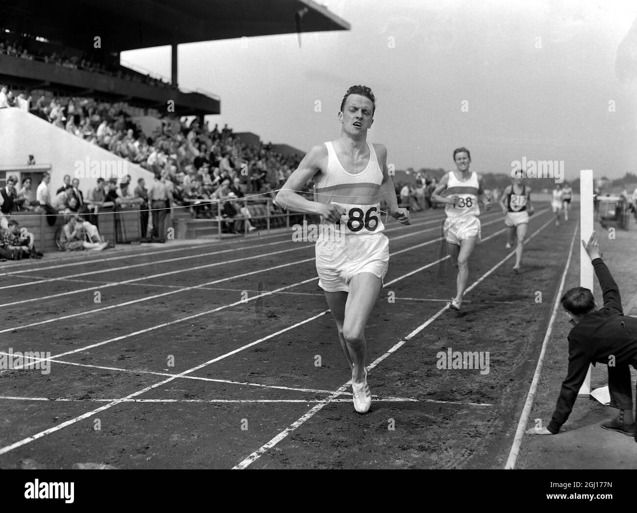 ATHLETE R TUTINON LA LIGNE D'ARRIVÉE DE 880 YARDS SPRINT À LONDRES ; 15 JUIN 1963 Banque D'Images