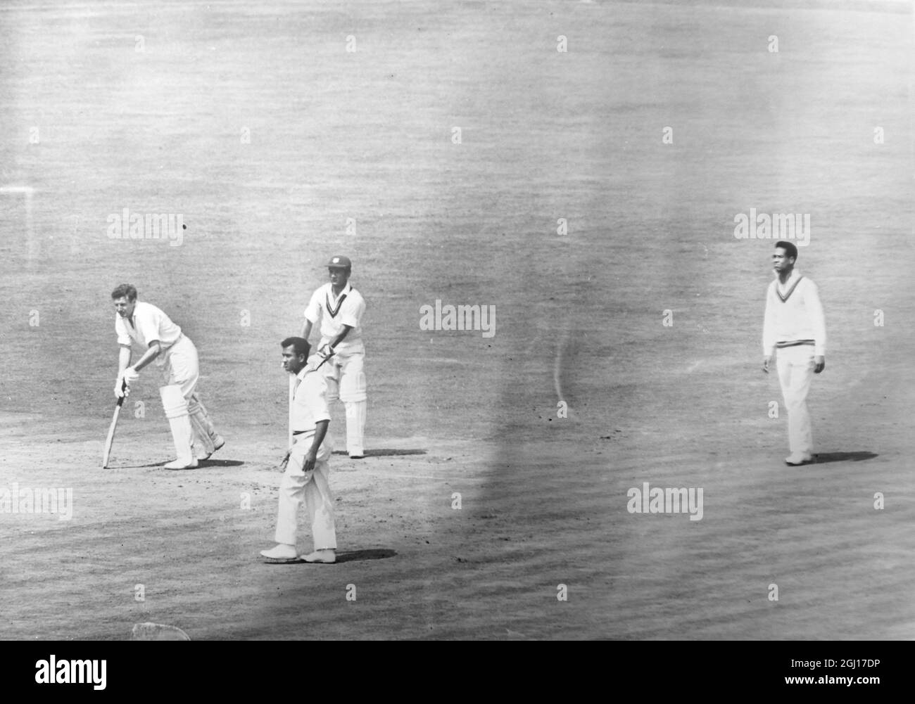 CRICKET WEST INDIES V ENGLAND JIM PARKS INTERCEPTÉ MURRAY GARY SOBERS À LEEDS ; 30 JUILLET 1963 Banque D'Images