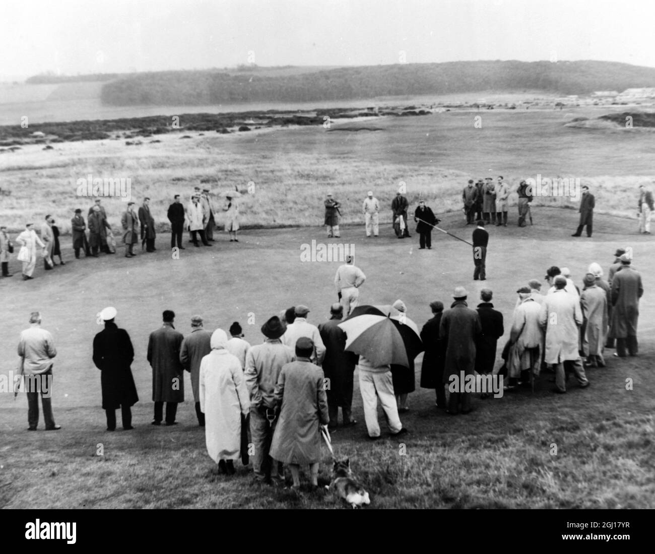 GOLF WORLD MATCH PLAY SNELLS BALL REPOSE À QUELQUES POUCES DU TROU EN ECOSSE ; 6 SEPTEMBRE 1963 Banque D'Images