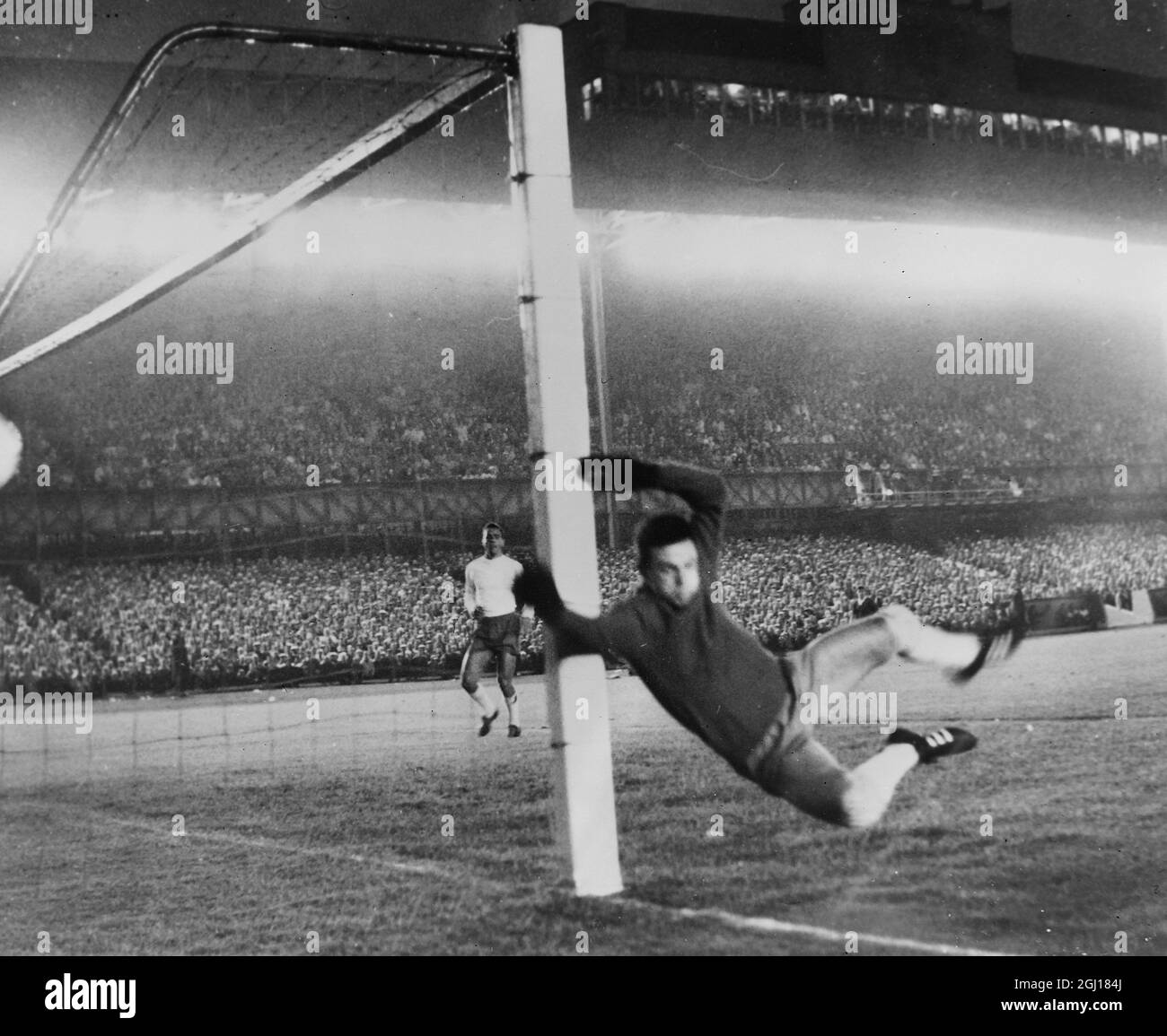COUPE EUROPÉENNE DE FOOTBALL GLASGOW RANGERS V REAL MADRID ARAQUISTAIN POUSSE ; 26 SEPTEMBRE 1963 Banque D'Images