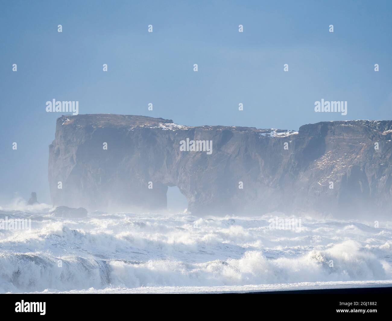 Côte près de Vik y Myrdal en hiver. Plage volcanique noire Reynisfjara, vue vers Dyrholaey, Islande. Banque D'Images