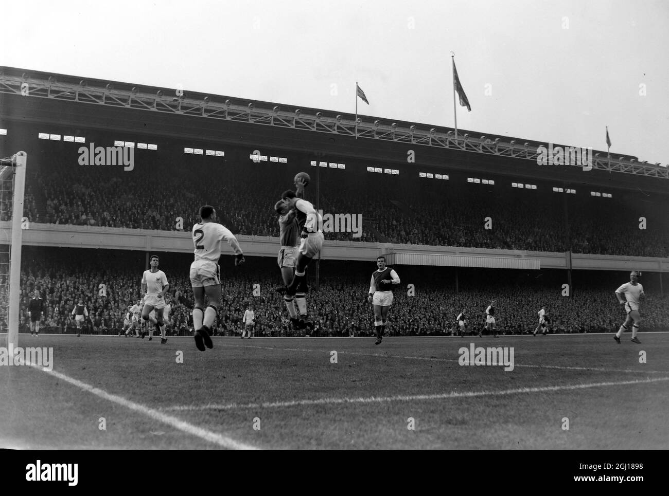 ARSENAL DE FOOTBALL V LA FORÊT DE NOTTINGHAM EN ACTION À LONDRES - ANDERSON ET GRUMMITT ; 26 OCTOBRE 1963 Banque D'Images