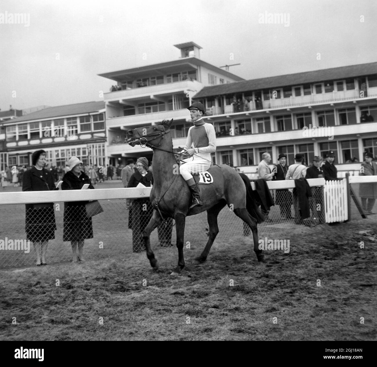 CHEVAL DE COURSE STEEPLECHASER LUCKY TOUCH AVEC JOCKEY W WILLIAMS ; 8 NOVEMBRE 1963 Banque D'Images
