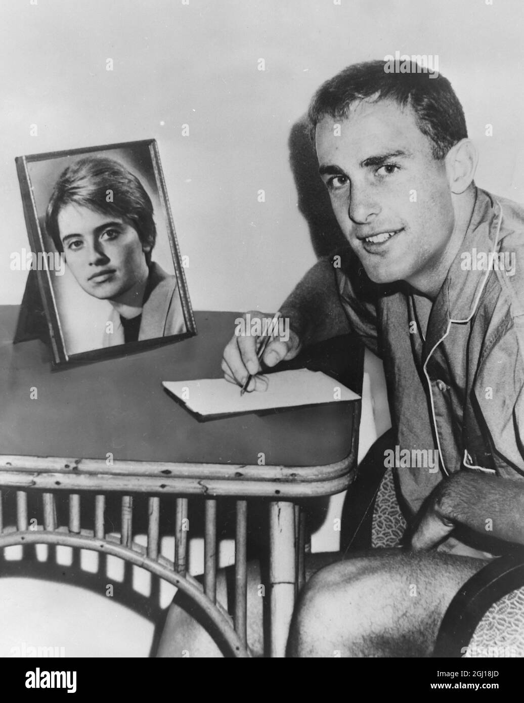 2 JANVIER 1964 L'ÉTOILE AUSTRALIENNE DE TENNIS JOHN NEWCOMBE ÉCRIT À SON COLLÈGUE DE TENNIS ANGELIKA PFANENBURG D'ALLEMAGNE PENDANT UNE LONGUE DISTANCE ROMANTIQUE QUI A COMMENCÉ À WIMBLEDON L'ANNÉE DERNIÈRE. LONGUEVILLE, AUSTRALIE. Banque D'Images