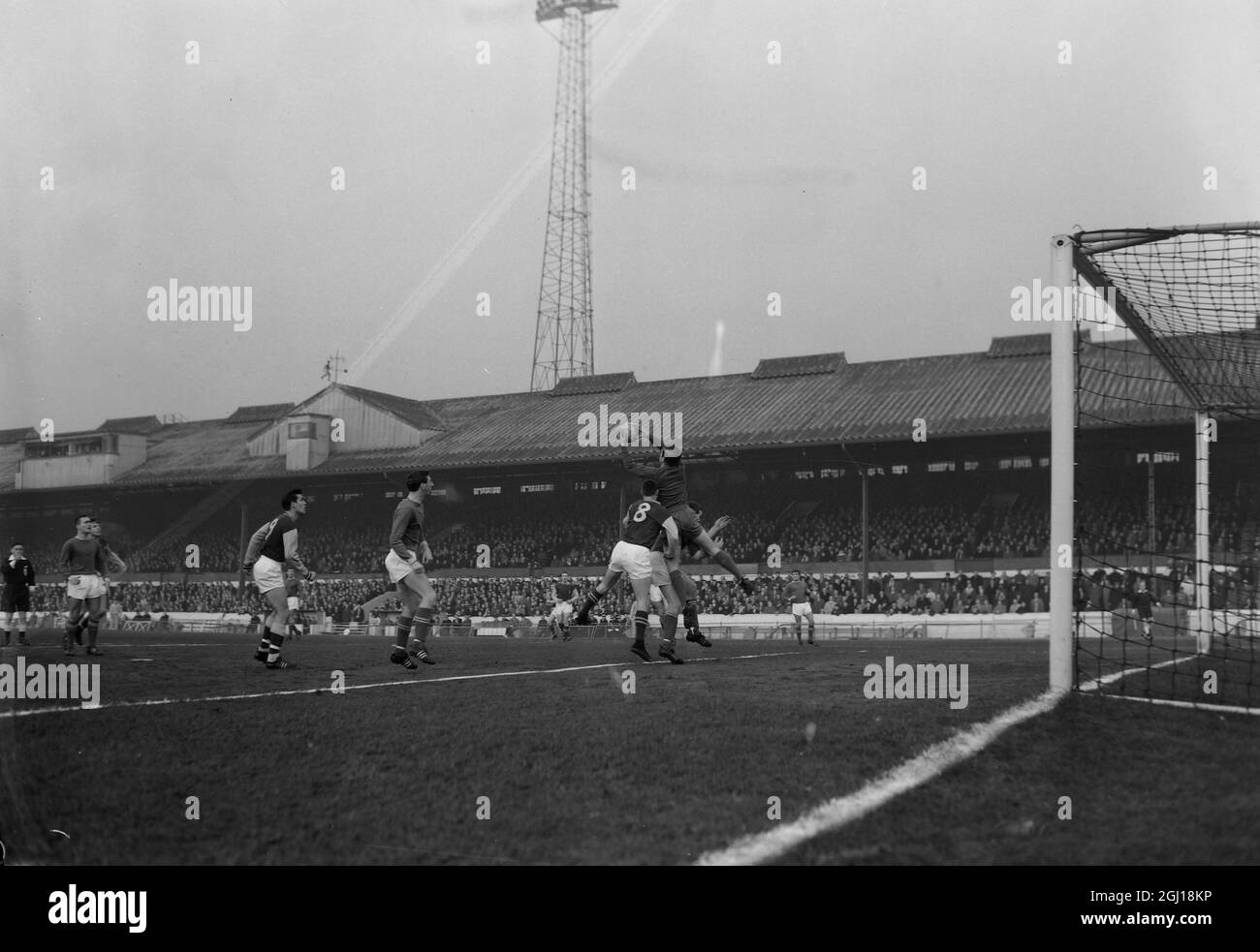 FOOTBALL CHELSEA V ASTON VILLA DUNN FAIT UN BOND DE BALLE TUSSEL AVEC TIND À LONDRES ; 18 JANVIER 1964 Banque D'Images