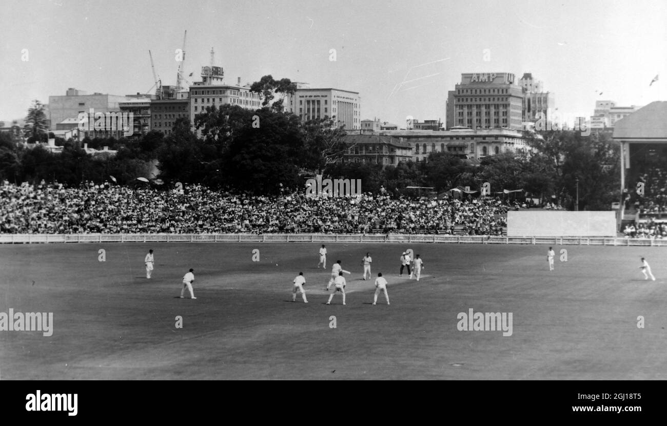 CRICKET EN ACTION À ADÉLAÏDE, AUSTRALIE - AFRIQUE DU SUD V AUSTRALIE - ; 30 JANVIER 1964 Banque D'Images