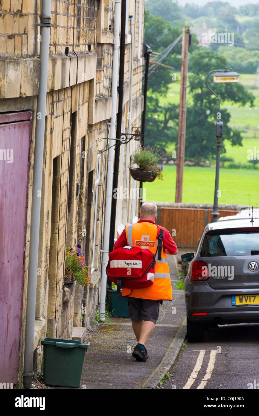 Royal Mail postman sur son tour de livraison, Batheaston, Bath, Angleterre, Royaume-Uni Banque D'Images