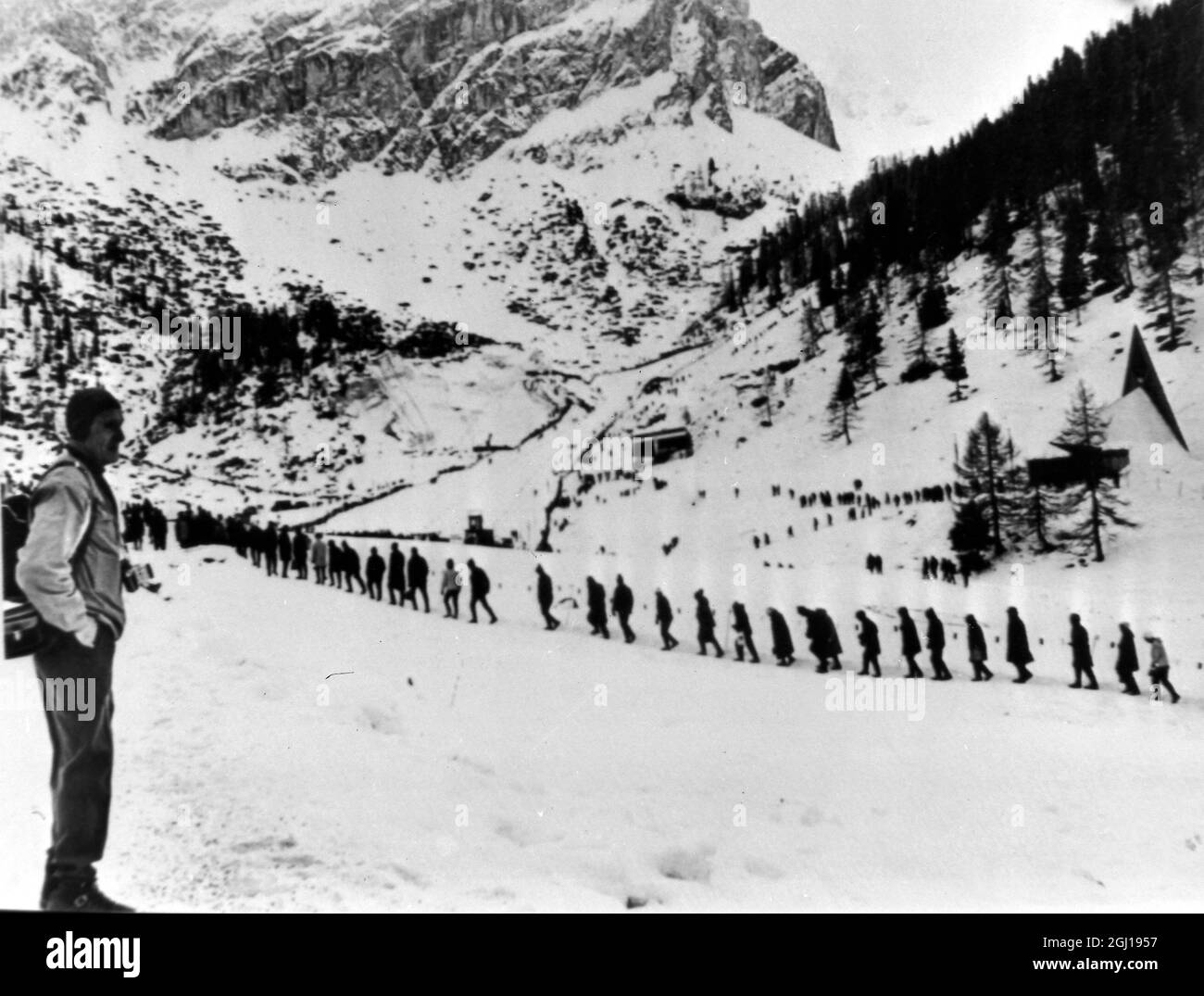 JEUX OLYMPIQUES D'HIVER EN AUTRICHE - COURS DE SKI ALPIN POUR DAMES SPECTATEURS LIGNE D'ARRIVÉE ; 6 FÉVRIER 1964 Banque D'Images