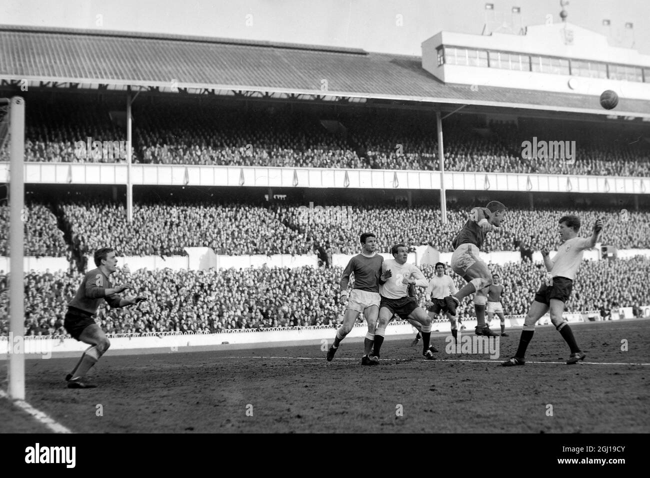 FOOTBALL TOTTENHAM HOTSPUR SPIRES V EVERTON - TONY KAY EN ACTION - ; 7 MARS 1964 Banque D'Images