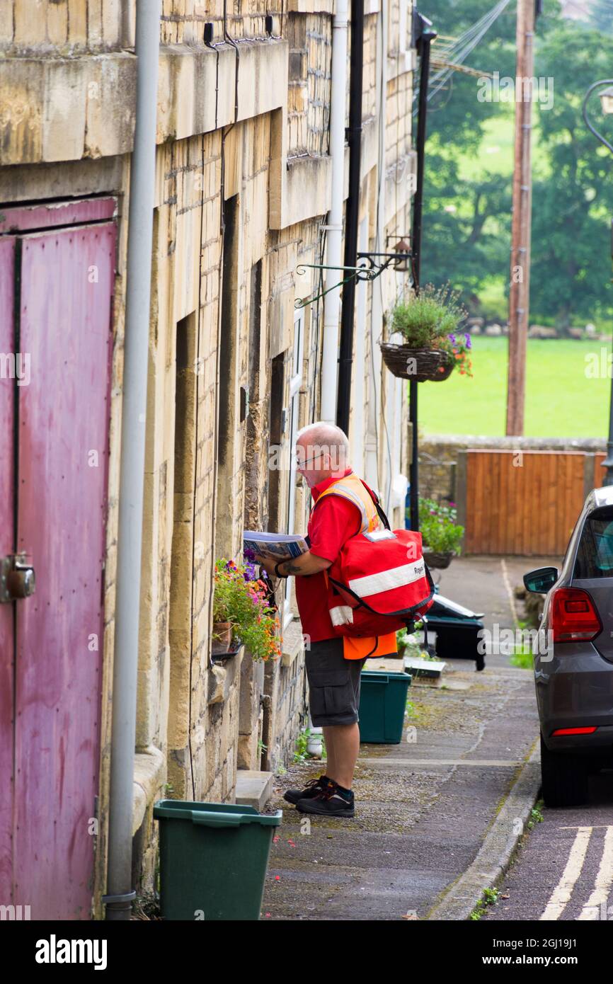 Royal Mail postman sur son tour de livraison, Batheaston, Bath, Angleterre, Royaume-Uni Banque D'Images
