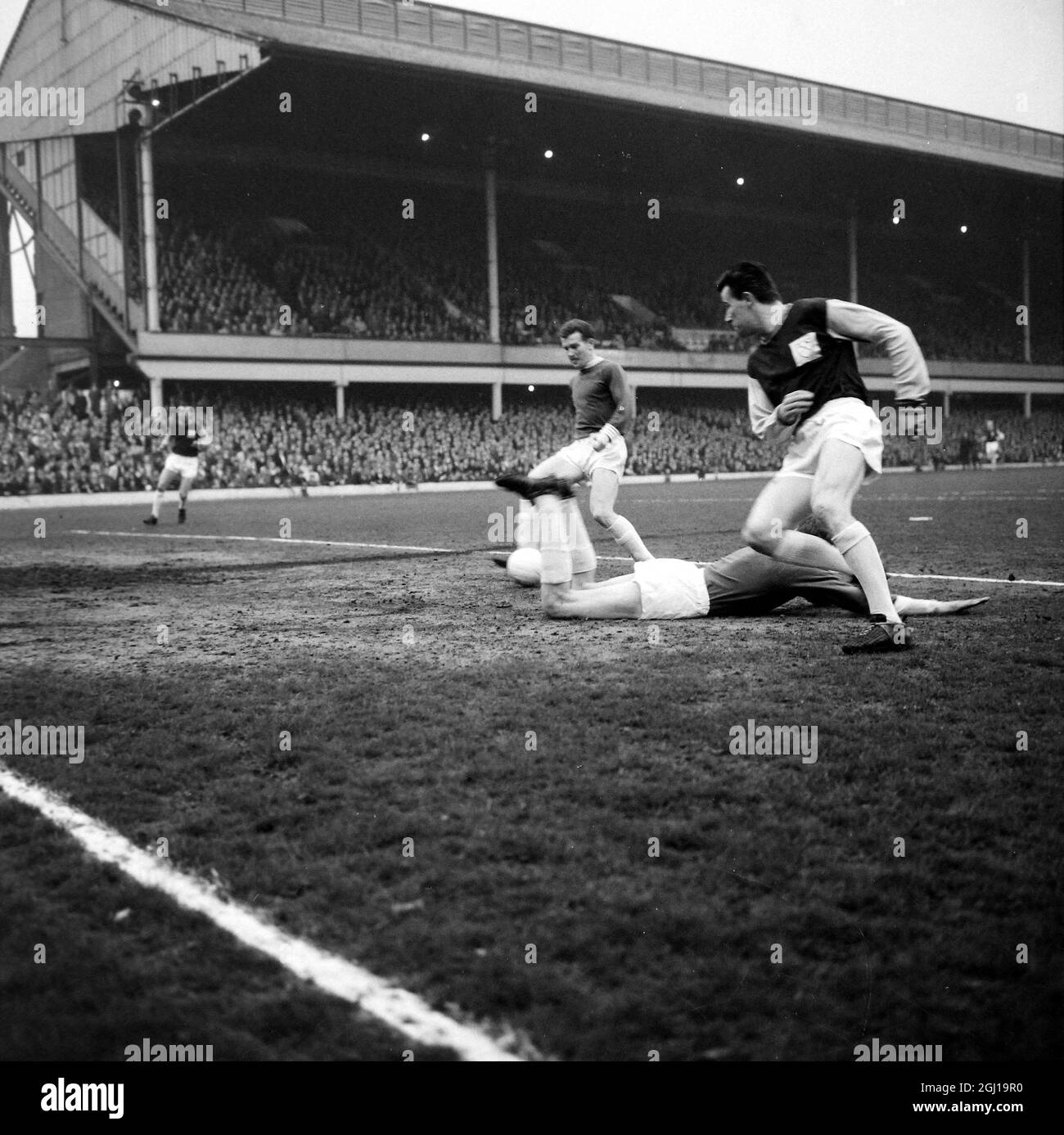 LE FOOTBALL EN ACTION - WEST HAM UNITED V BIRMINGHAM CITY - JOHN SCHOFIELD EN ACTION ; 17 AVRIL 1964 Banque D'Images