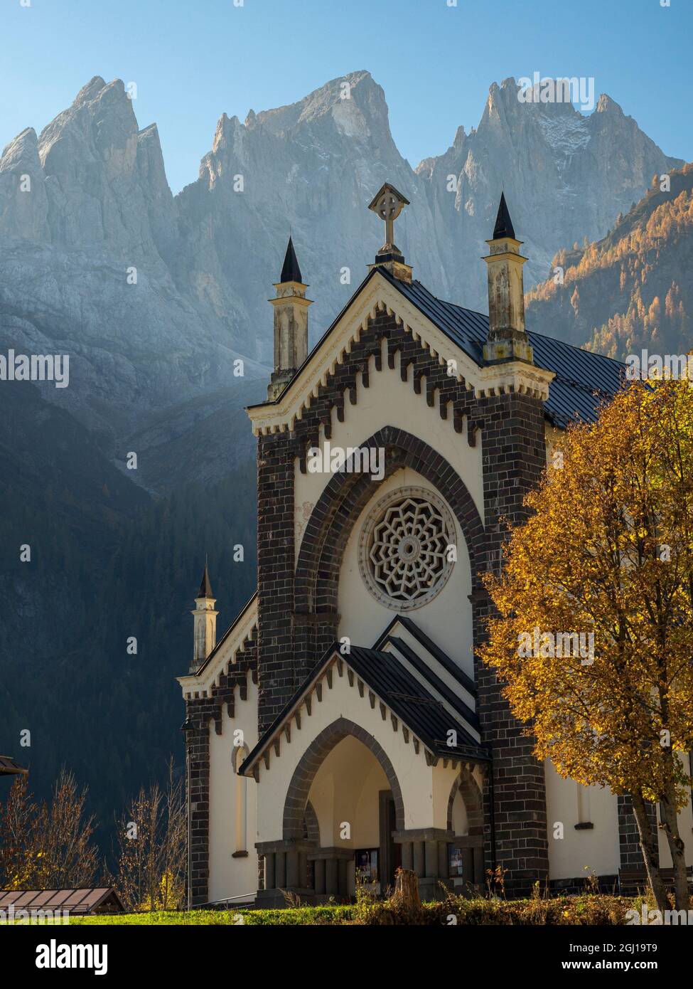 Chiesa di San Sebastiano à Falcade à Val Biois, en arrière-plan la chaîne de montagnes Focoson, Pale di San Martino. Italie. Banque D'Images