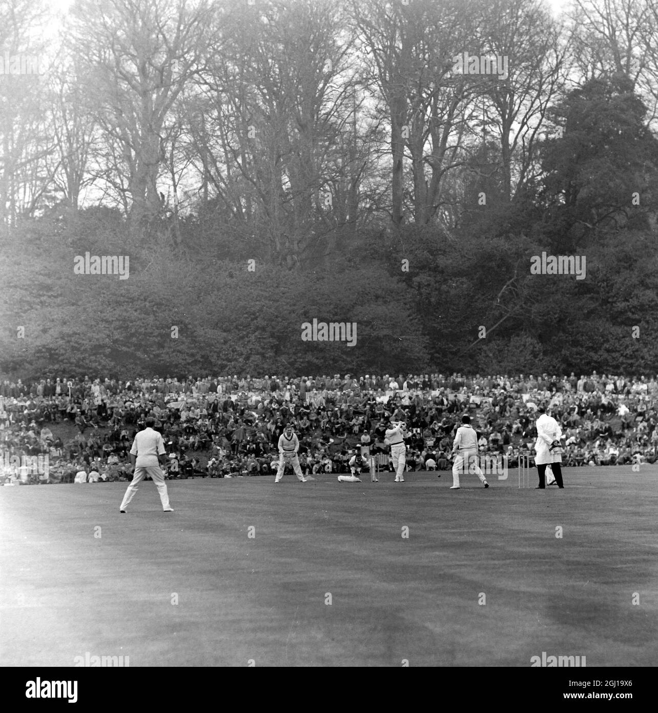 CRICKET AUSTRALIA V DUKE NORFOLK XI SIMPSON TITMUS EN ACTION À ARUNDEL ; 26 AVRIL 1964 Banque D'Images