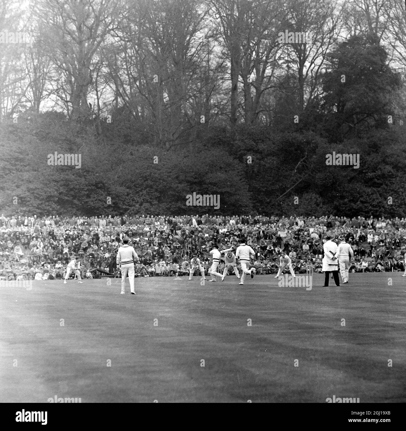 CRICKET AUSTRALIA V DUKE NORFOLK XI BILL LAWRIE EN ACTION À ARUNDEL- ; 26 AVRIL 1964 Banque D'Images