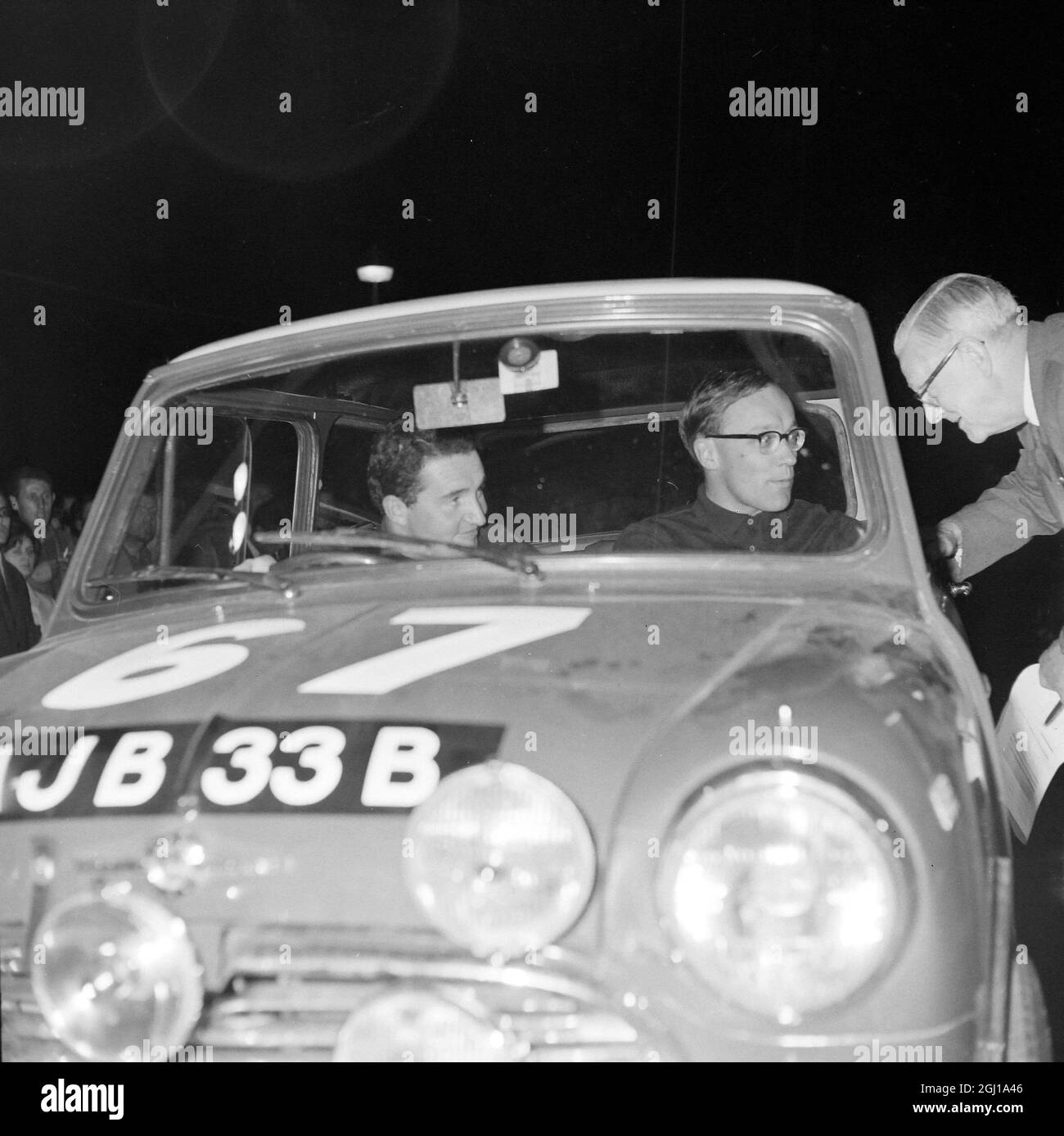 RALLYE AUTOMOBILE COURSE ACROPOLIS EN GRÈCE - PADDY HOPKIRK AVEC LE CO-PILOTE HENRY LIDDON - ; 15 MAI 1964 Banque D'Images
