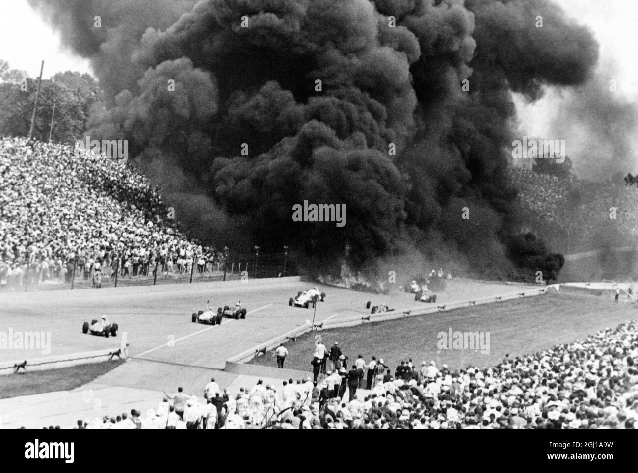 31 MAI 1964 Indy 500 tragédie. Des nuages de fumée noire ont enveloppé la  foule ici hier après un accident multichar dans les premières minutes de la  célèbre course automobile d'Indianapolis de