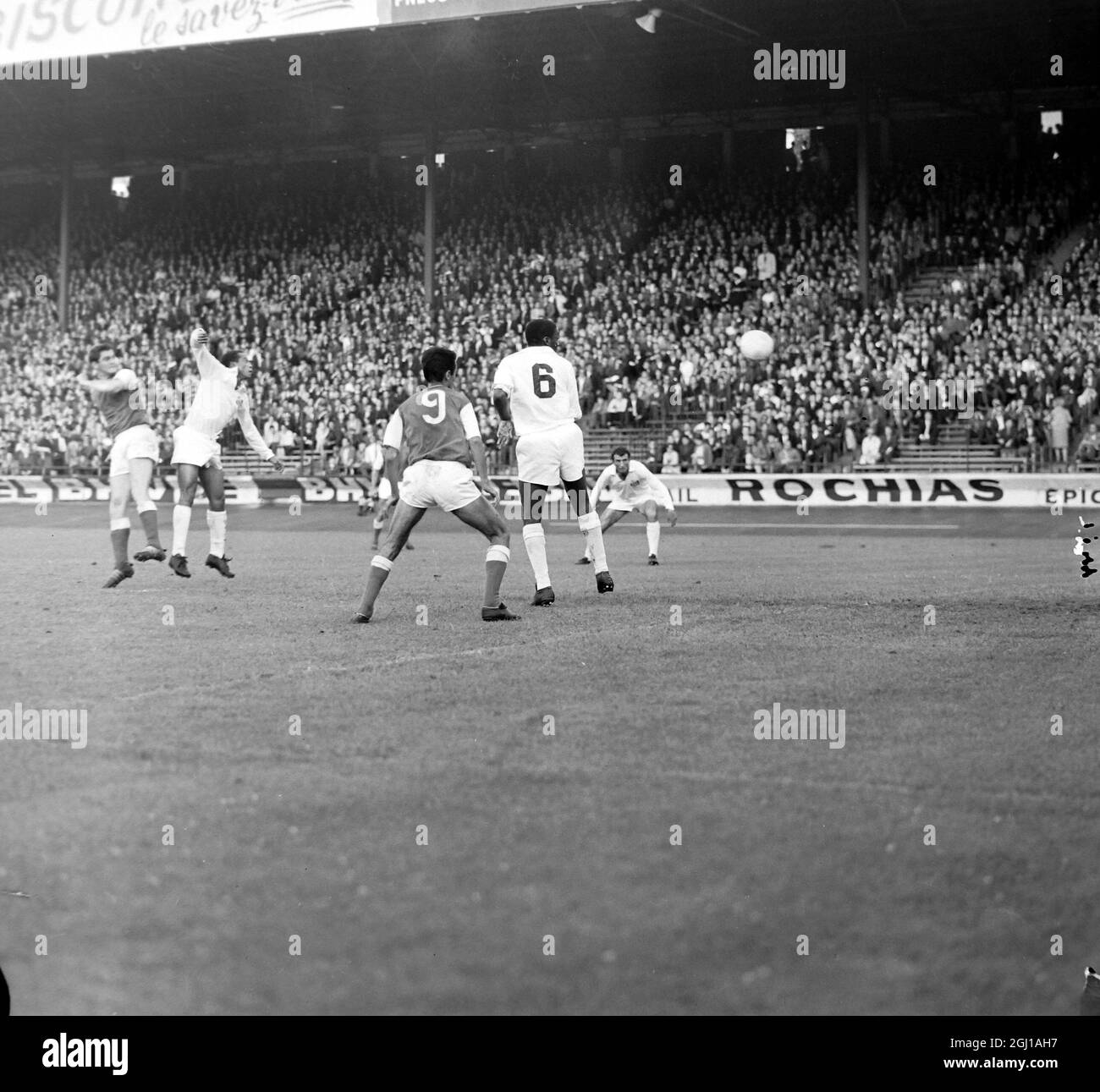 FOOTBALL SANTOS V REIMS ACTION PIC AU PARC DES PRINCES STADIUM À PARIS ; 20 JUIN 1964 Banque D'Images