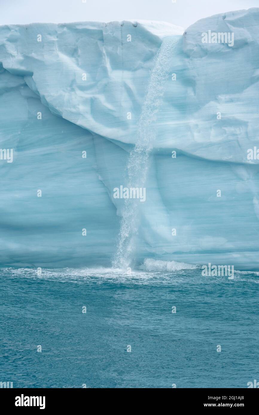 Arctique, Svalbard, île Norgaustlandet. Chutes d'eau en cascade depuis le glacier en fonte. Banque D'Images