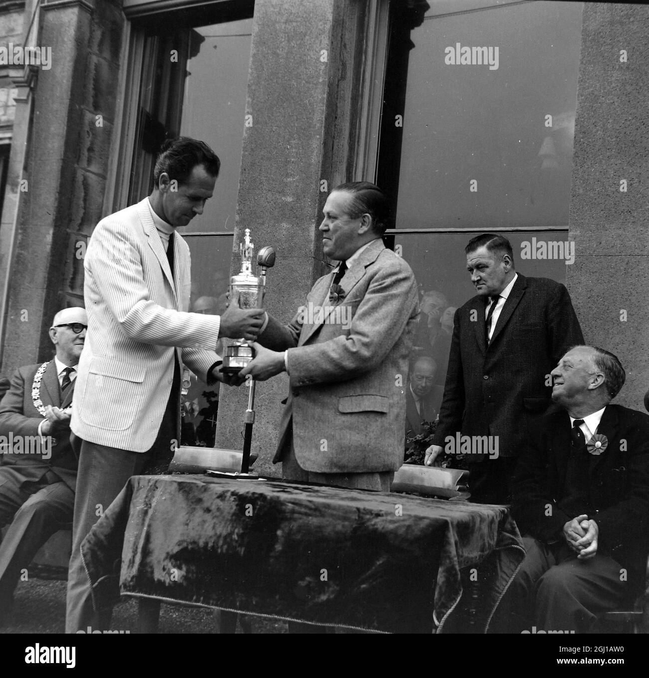 LE GOLFEUR TONY LEMA REMPORTE LE CHAMPIONNAT DE GOLF À ST ANDREWS, EN ÉCOSSE - ; 11 JUILLET 1964 Banque D'Images