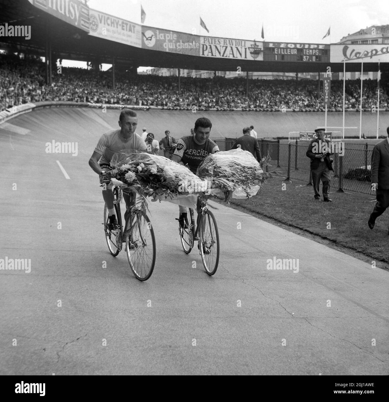 14 JUILLET 1964 Jacques Anquetil (à gauche) vainqueur de la dernière étape et du classement général du Tour de France de cette année. Raymond Poulidor (à droite) était le deuxième. Paris, France. Banque D'Images
