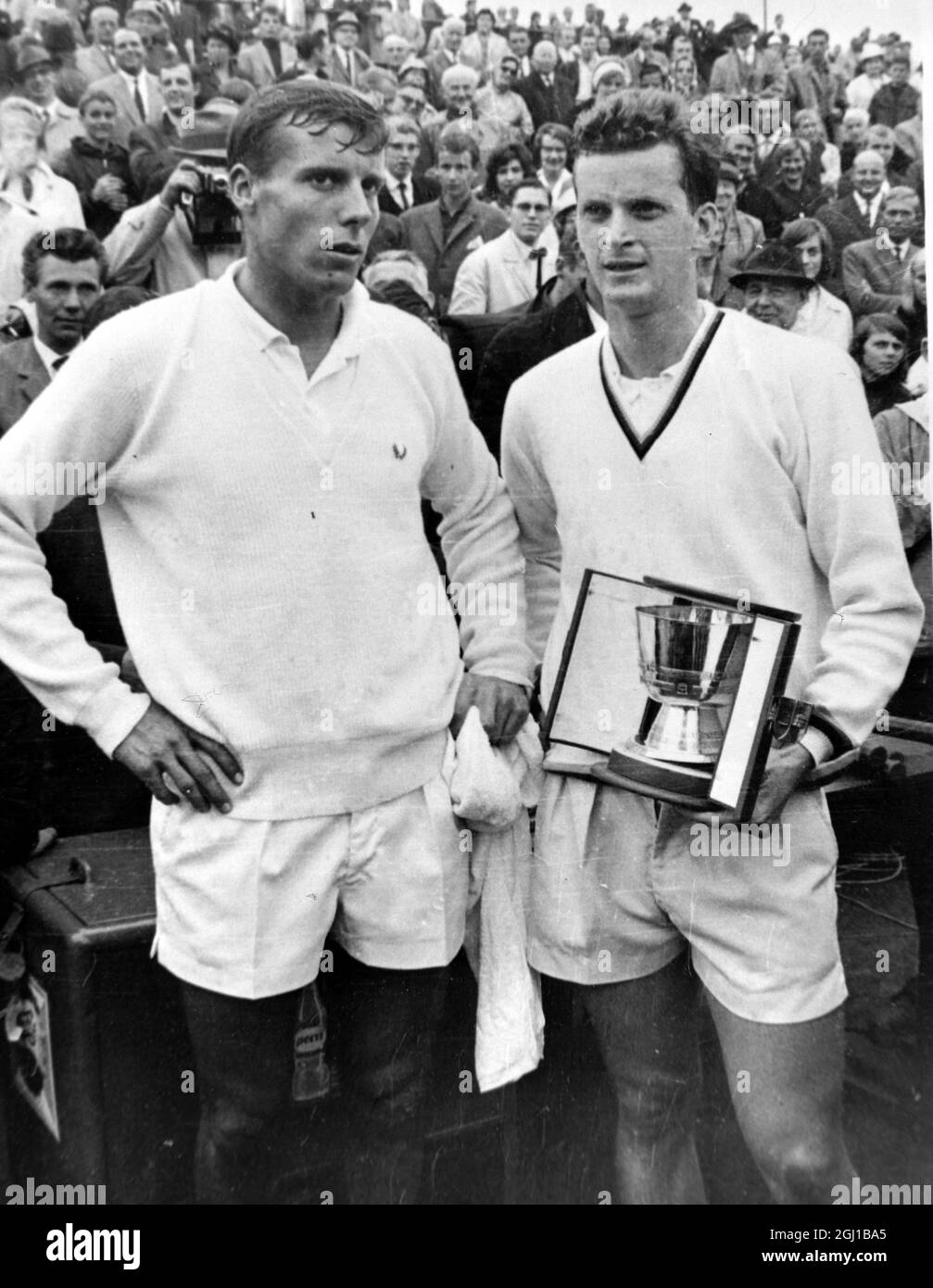 WILHELM BUNGERT REMPORTE LES CHAMPIONNATS OUEST-ALLEMANDS DE TENNIS SUR GAZON À HAMBOURG AVEC KUHNKE C - ; 14 AOÛT 1964 Banque D'Images