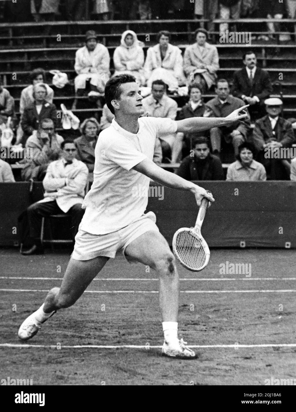 WILHELM BUNGERT EN ACTION AUX CHAMPIONNATS OUEST-ALLEMANDS DE TENNIS SUR GAZON À HAMBOURG ; 14 AOÛT 1964 Banque D'Images