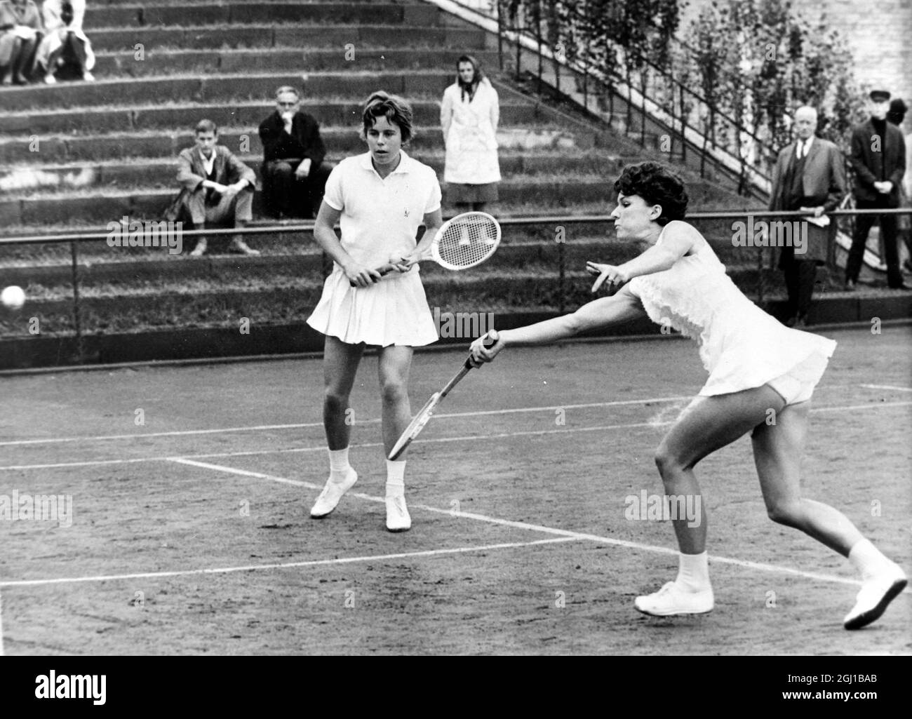 JOUEUR DE TENNIS NORMA BAYLON ET HELGA SCHULTZE EN ACTION AU TENNIS DE PELOUSE ALLEMAND À HAMBOURG - ; 14 AOÛT 1964 Banque D'Images
