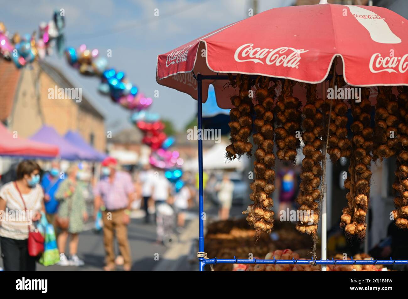 Ail fumé sur un marché agricole français Banque D'Images