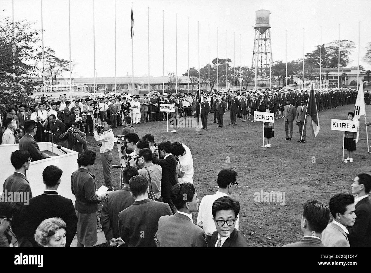 CÉRÉMONIE DE LEVÉE DE DRAPEAU AUX JEUX OLYMPIQUES DE TOKYO, JAPON, JEUX OLYMPIQUES D'ÉTÉ / ; 28 SEPTEMBRE 1964 Banque D'Images