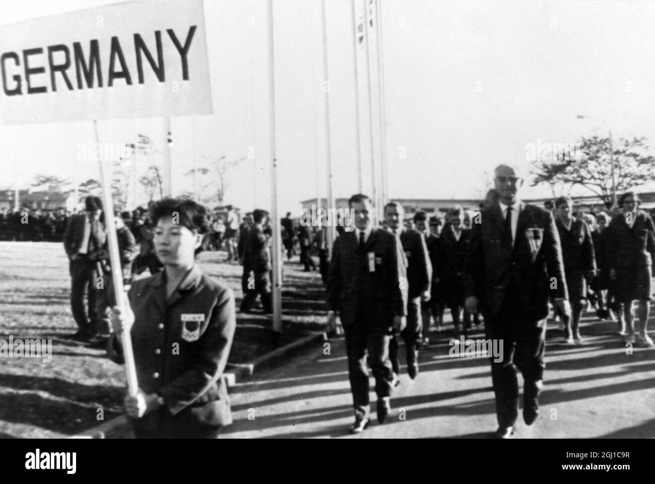 JEUX OLYMPIQUES, JEUX OLYMPIQUES DE SPORT - LA XVIII E OLYMPIADE À TOKYO, JAPON - EWALD M TOKYO LEVÉE DE DRAPEAU - ; 2 OCTOBRE 1964 Banque D'Images