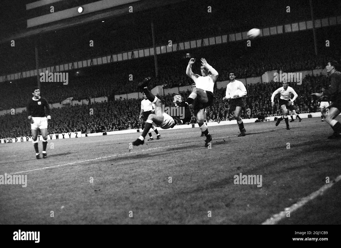 FOOTBALL FULHAM V TOTTENHAM HOTSPUR SPUR MARSH ESSAIE DE MARQUER MAIS ARRÊTÉ PAR LES SPUR ; 5 OCTOBRE 1964 Banque D'Images