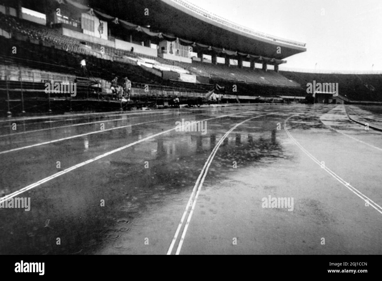 JEUX OLYMPIQUES, JEUX OLYMPIQUES DE SPORT - LA XVIII E OLYMPIADE À TOKYO, JAPON - PRÉPARATION AUX CÉRÉMONIES D'OUVERTURE MALGRÉ LA PLUIE ; 8 OCTOBRE 1964 Banque D'Images