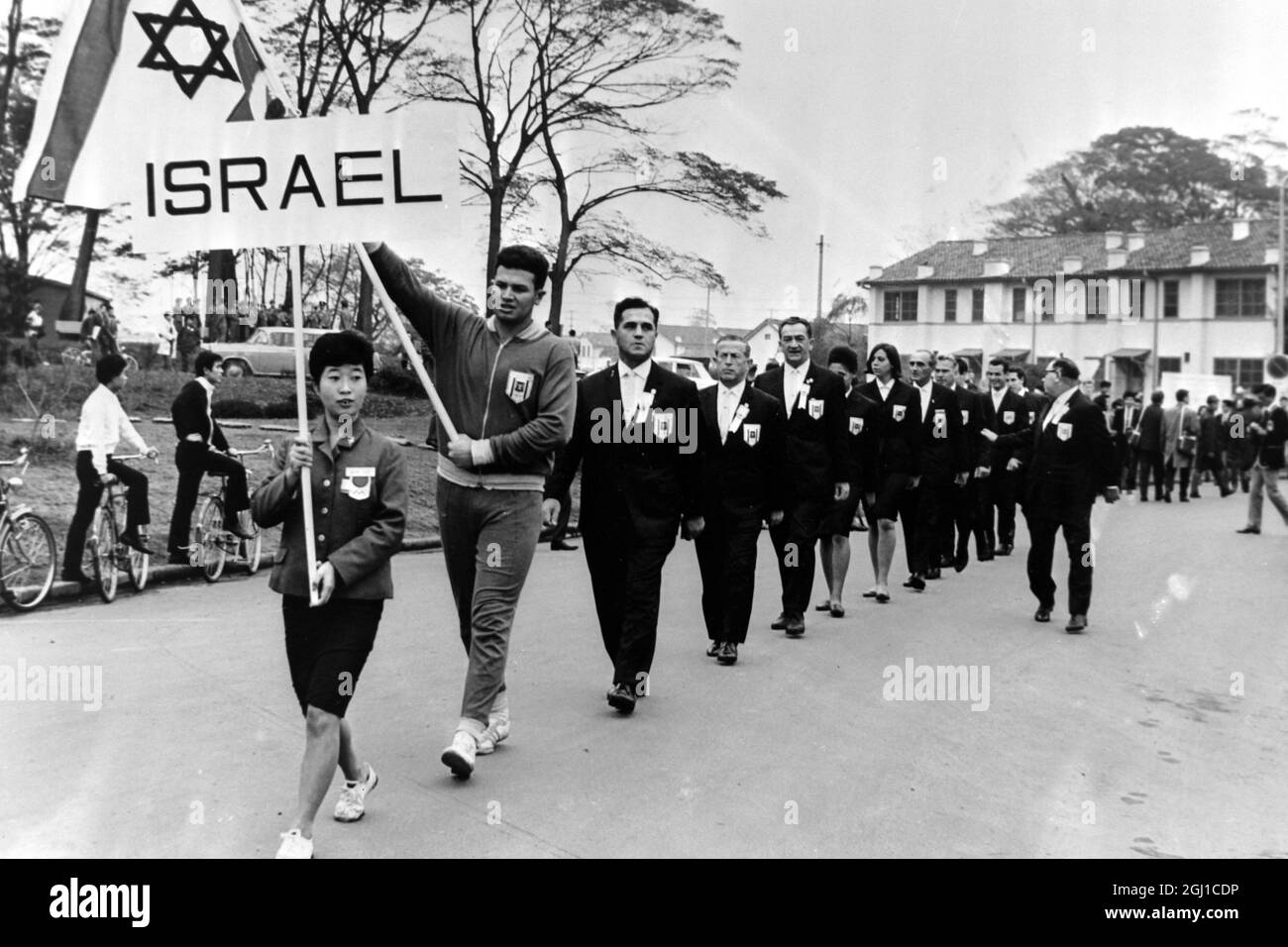 JEUX OLYMPIQUES, JEUX OLYMPIQUES DE SPORT - LA XVIII 18E OLYMPIADE À TOKYO, JAPON - L'ÉQUIPE ISREALS ENTRE DANS LE VILLAGE OLYMPIQUE PLAZA LEVER LE DRAPEAU ; 9 OCTOBRE 1964 Banque D'Images