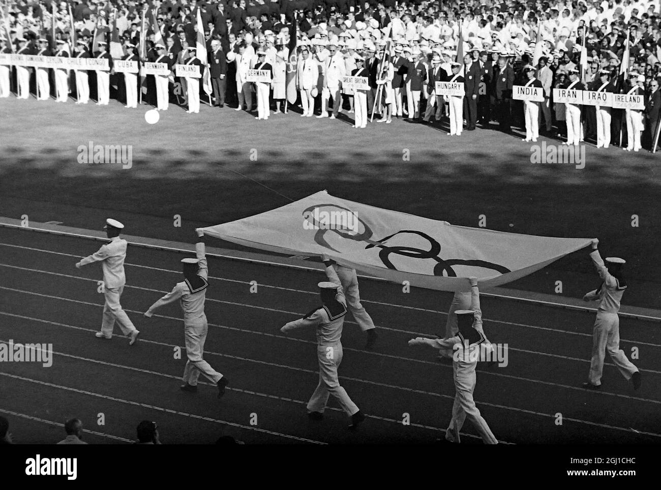 JEUX OLYMPIQUES, JEUX OLYMPIQUES DE SPORT - LA XVIII E OLYMPIADE À TOKYO, JAPON - CÉRÉMONIES D'OUVERTURE LES MARINS JAPONAIS PORTENT LE DRAPEAU OLYMPIQUE ; 11 OCTOBRE 1964 Banque D'Images